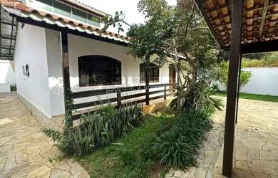 Imagem: A casa possui 3 Dormitórios, 3 Banheiros, 4 Vagas na garagem