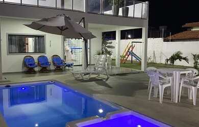 Imagem: A casa possui 5 Dormitórios, Acomodam 20 pessoas, 5 Vagas na