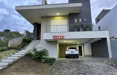 Imagem: A casa possui 3 Dormitórios, 5 Banheiros, 2 Vagas na garagem