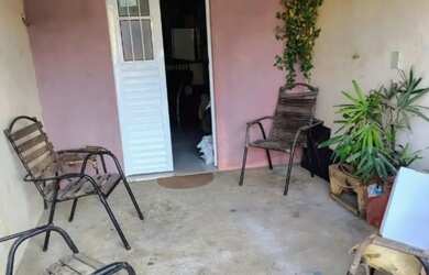 Imagem: A casa possui 3 Dormitórios e 2 Banheiros e está localizado