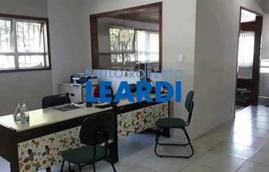 Imagem: A casa possui 5 Dormitórios, 5 Banheiros, 4 Vagas na garagem