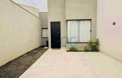 Imagem: A casa possui 3 Dormitórios, 1 Banheiro, 2 Vagas na garagem