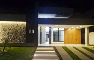 Imagem: A casa possui 4 Dormitórios, 2 Banheiros, 3 Vagas na garagem