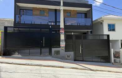 Imagem: A casa possui 2 Dormitórios, 2 Banheiros, 2 Vagas na garagem