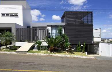 Imagem: A casa em condomínio possui 4 Dormitórios, 1 Banheiro, 5 Vagas