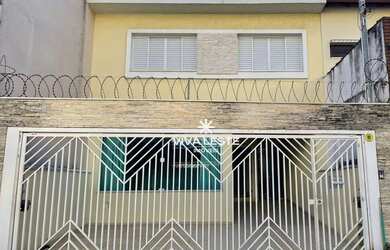 Imagem: A casa possui 3 Dormitórios, 4 Banheiros, 2 Vagas na garagem