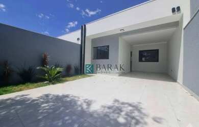 Imagem: A casa possui 3 Dormitórios, 2 Banheiros, 2 Vagas na garagem