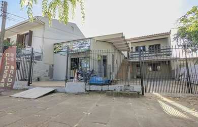 Imagem: A casa possui 2 Dormitórios, 2 Banheiros, 2 Vagas na garagem