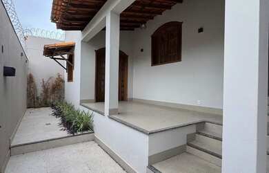 Imagem: A casa possui 4 Dormitórios, 3 Banheiros e 2 Vagas na garagem