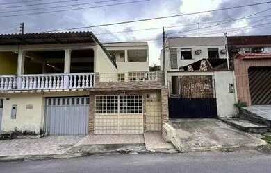 Imagem: A casa possui 4 Dormitórios, 2 Banheiros, 1 Vaga na garagem