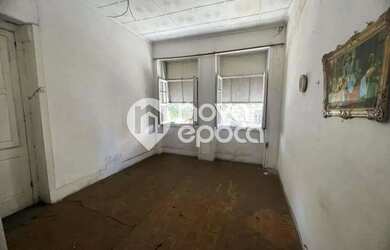 Imagem: A casa possui 5 Dormitórios, 1 Banheiro, 244m² de Área e