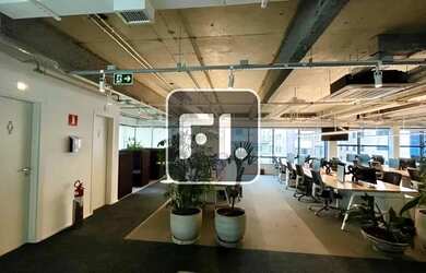 Imagem: O depósito possui 2 Vagas na garagem e 303m² de Área e está