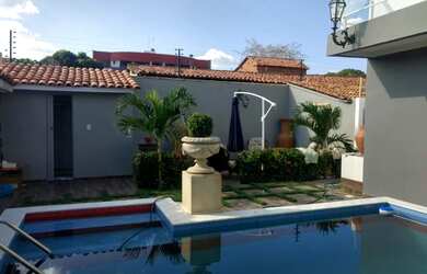 Imagem: A casa possui 3 Dormitórios, 5 Banheiros, 5 Vagas na garagem