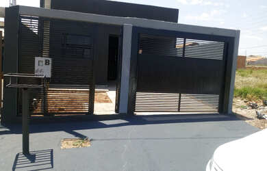 Imagem: A casa possui 3 Dormitórios, 1 Banheiro, 2 Vagas na garagem