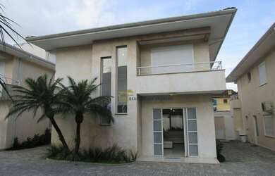 Imagem: A casa em condomínio possui 5 Dormitórios, 5 Banheiros, 240m²