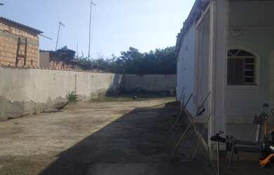 Imagem: A casa possui 3 Dormitórios, 2 Banheiros, 5 Vagas na garagem