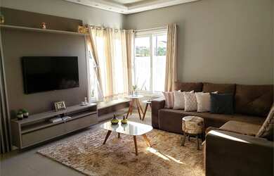 Imagem: A casa possui 3 Dormitórios, 3 Banheiros, 2 Vagas na garagem