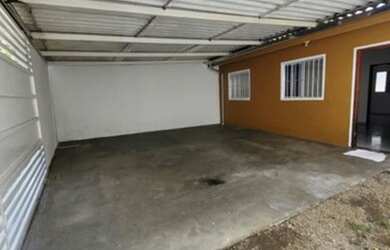 Imagem: A casa possui 2 Dormitórios, 1 Banheiro, 3 Vagas na garagem