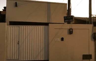 Imagem: A casa possui 1 Dormitório, 1 Banheiro e 1 Vaga na garagem