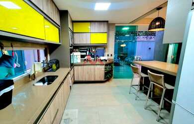 Imagem: A casa possui 3 Dormitórios, 4 Banheiros, 5 Vagas na garagem