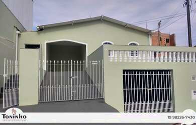 Imagem: A casa possui 4 Dormitórios, 2 Banheiros, 3 Vagas na garagem