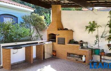 Imagem: A casa possui 4 Dormitórios, 2 Banheiros, 3 Vagas na garagem