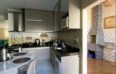 Imagem: A casa possui 3 Dormitórios, 3 Banheiros, 2 Vagas na garagem