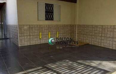 Imagem: A casa possui 2 Dormitórios, 1 Banheiro, 2 Vagas na garagem