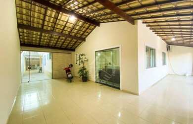 Imagem: A casa possui 4 Dormitórios, 4 Banheiros, 5 Vagas na garagem