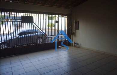 Imagem: A casa possui 2 Dormitórios, 1 Banheiro, 2 Vagas na garagem