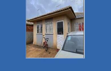 Imagem: A casa possui 3 Dormitórios, 1 Banheiro, 2 Vagas na garagem