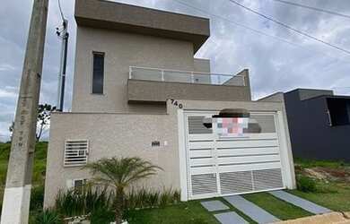 Imagem: A casa possui 3 Dormitórios, 3 Banheiros, 4 Vagas na garagem