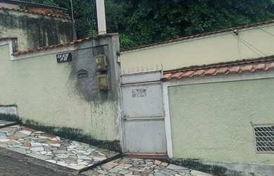 Imagem: A casa possui 3 Dormitórios, 1 Banheiro, 1 Vaga na garagem