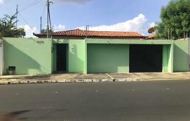 Imagem: A casa possui 4 Dormitórios, 1 Banheiro, 3 Vagas na garagem