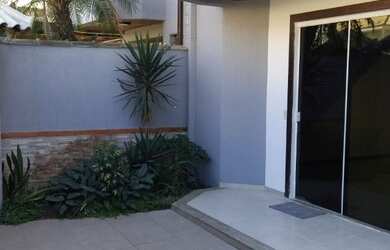 Imagem: A casa possui 2 Dormitórios, 3 Banheiros, 2 Vagas na garagem