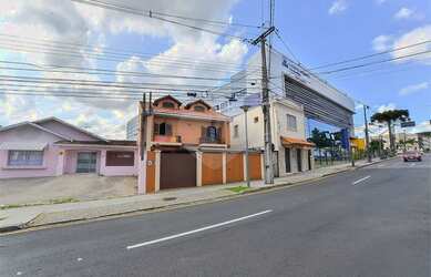 Imagem: A casa possui 5 Dormitórios, 4 Banheiros, 5 Vagas na garagem