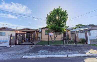 Imagem: A casa possui 4 Dormitórios, 2 Banheiros, 1 Vaga na garagem