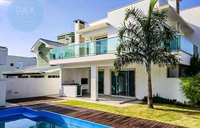 Imagem: A casa possui 4 Dormitórios, 3 Banheiros, 4 Vagas na garagem