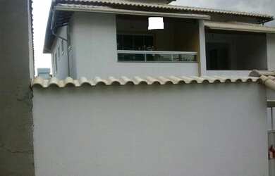 Imagem: A casa possui 4 Dormitórios, 2 Banheiros, 2 Vagas na garagem