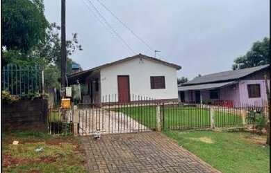 Imagem: A casa possui 2 Dormitórios, 1 Banheiro, 1 Vaga na garagem