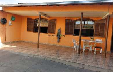 Imagem: A casa possui 3 Dormitórios, 1 Banheiro, 4 Vagas na garagem