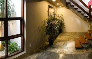 Imagem: A casa possui 3 Dormitórios, 4 Banheiros, 2 Vagas na garagem