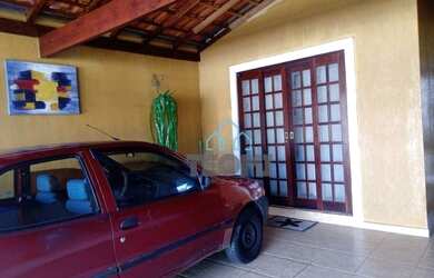 Imagem: A casa possui 2 Dormitórios, 1 Banheiro, 2 Vagas na garagem