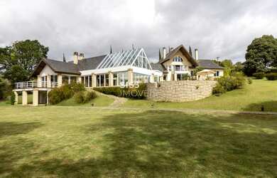 Imagem: A casa possui 4 Dormitórios, 5 Banheiros, 4 Vagas na garagem