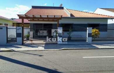 Imagem: A casa possui 3 Dormitórios, 3 Banheiros, 2 Vagas na garagem