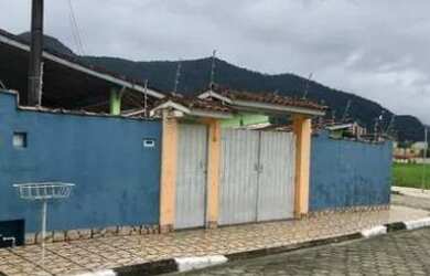 Imagem: A casa possui 3 Dormitórios, 2 Banheiros, 5 Vagas na garagem