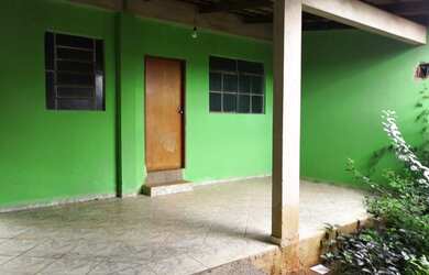 Imagem: A casa possui 2 Dormitórios, 1 Banheiro, 1 Vaga na garagem