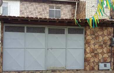 Imagem: A casa possui 3 Dormitórios, 2 Banheiros, 2 Vagas na garagem