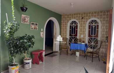 Imagem: A casa possui 5 Dormitórios, 1 Banheiro, 5 Vagas na garagem