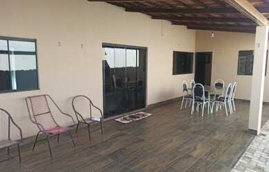 Imagem: A casa possui 2 Dormitórios, 1 Banheiro, 2 Vagas na garagem